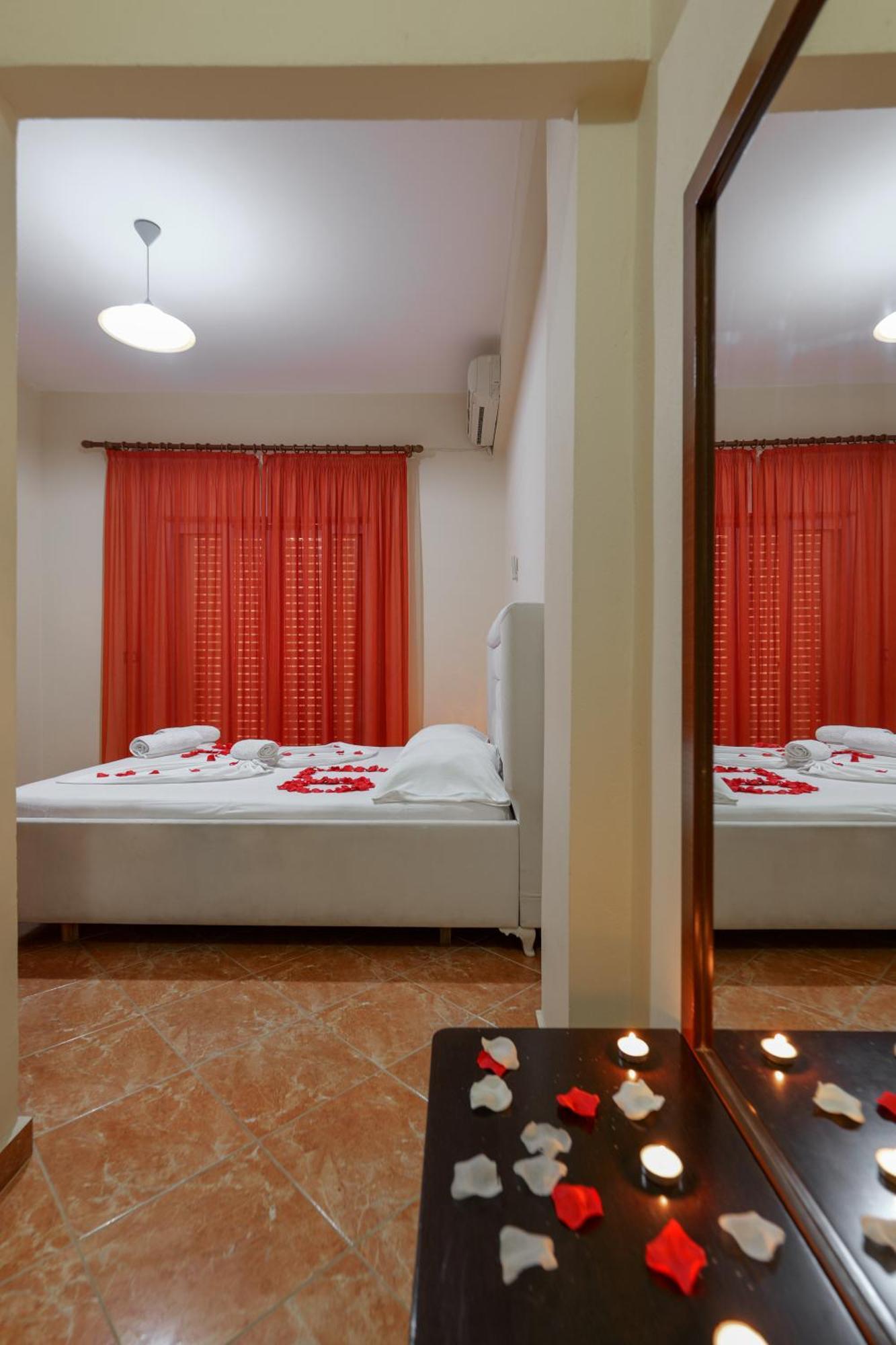 Unico Aparthotel Sarande Exterior photo