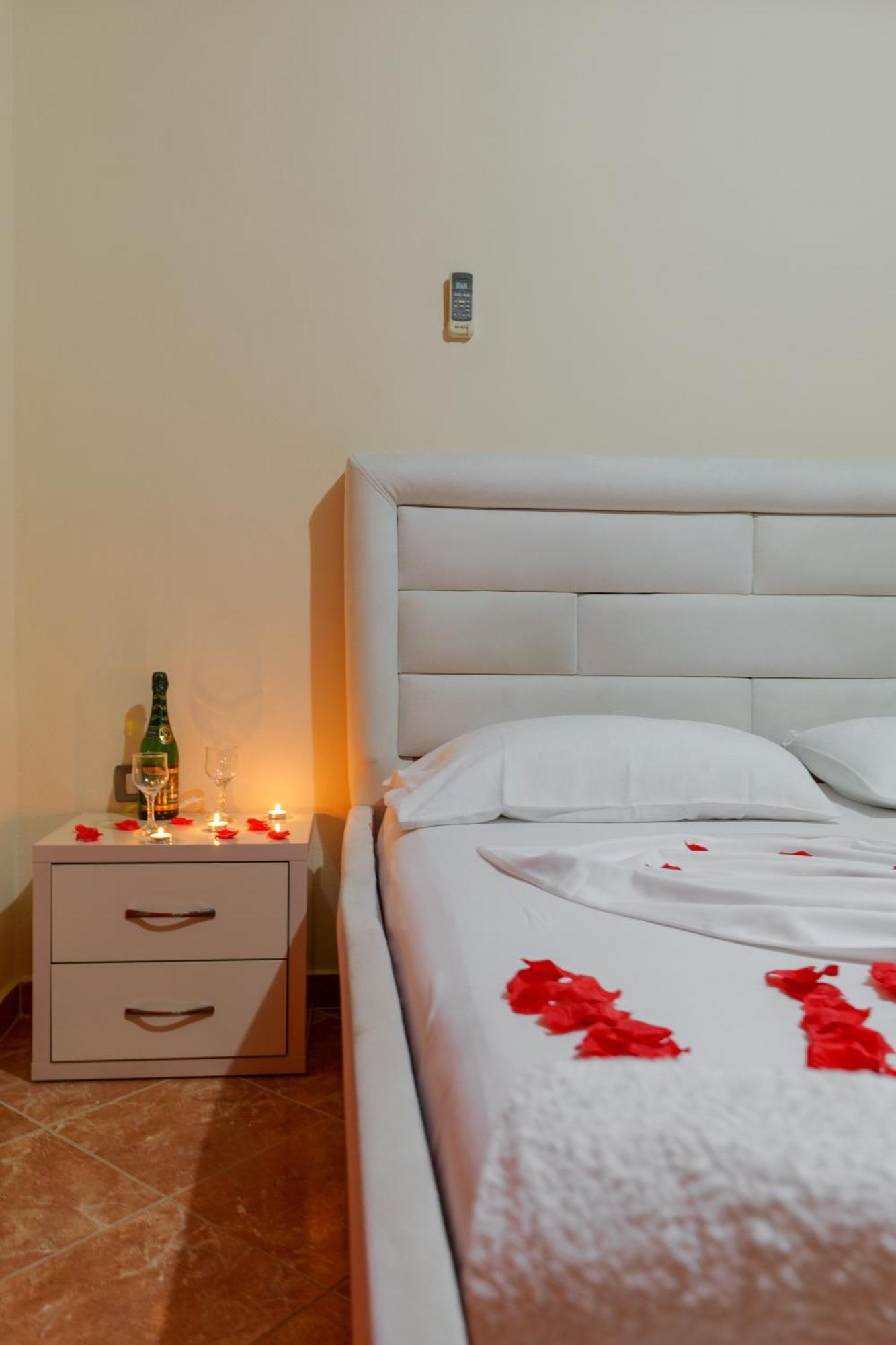 Unico Aparthotel Sarande Exterior photo
